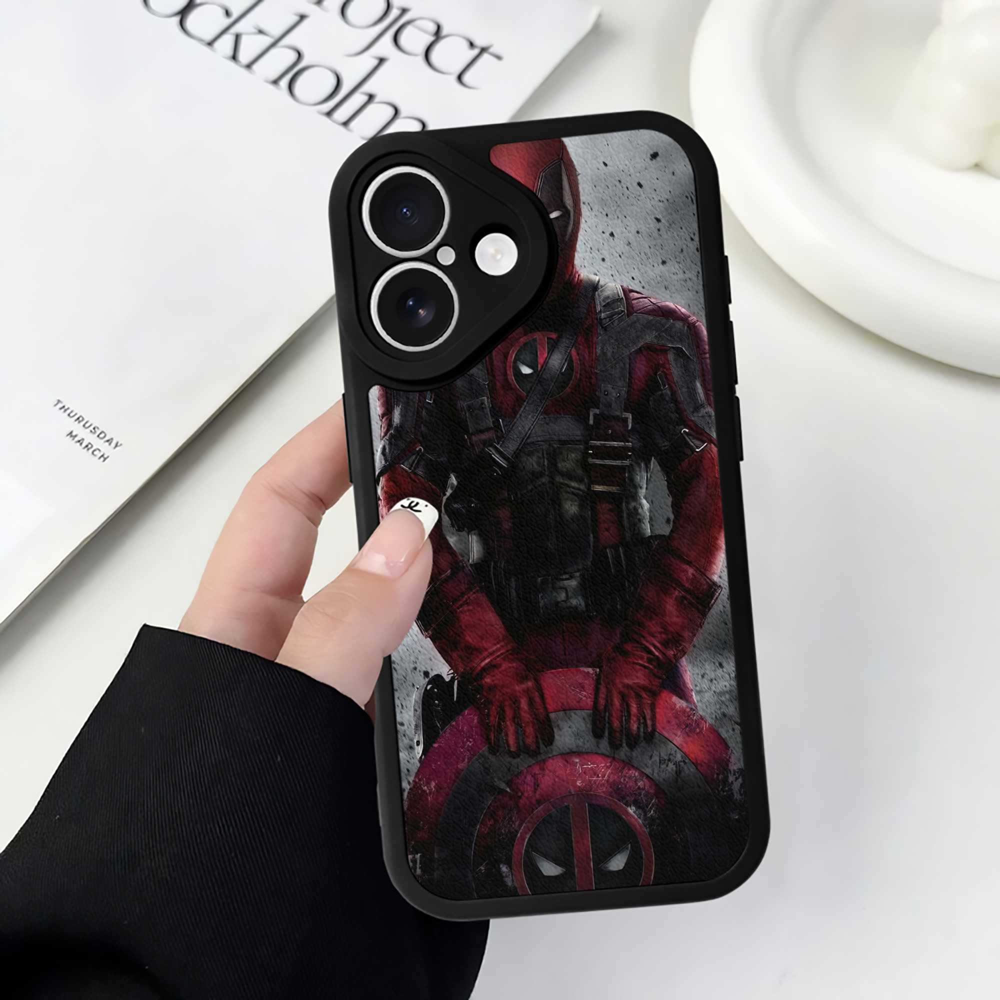 （画像用） Deadpool デッドプール 【iPhone 16シリーズ対応】シリコンスマホケース（レザー調） 材質：シリコン